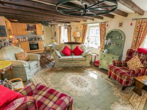 een woonkamer met meubilair en een plafond bij Old Stables Cottage in Saltburn-by-the-Sea