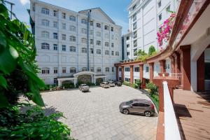 un estacionamiento frente a un edificio en Lao Cai Star Hotel, en Lào Cai