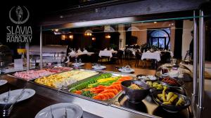 uma linha de buffet com diferentes tipos de frutas e vegetais em Boutique Hotel Slávia em Košice