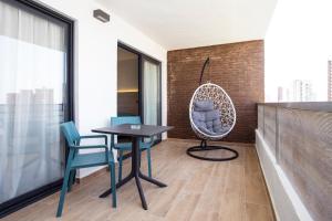 Apartamentos Maryciel By Mc في بنيدورم: طاولة وكراسي في غرفة مع نافذة