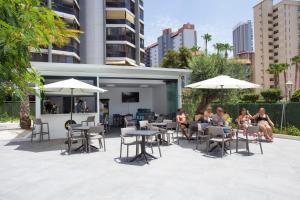 Um restaurante ou outro lugar para comer em Apartamentos Maryciel By Mc