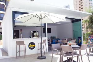 Um restaurante ou outro lugar para comer em Apartamentos Maryciel By Mc