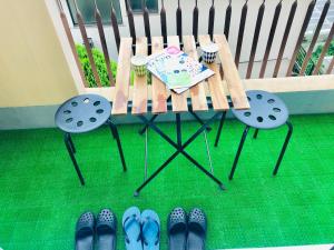 a wooden bench with a table and some shoes at 板橋 RCアネックス Rc302 in Tokyo