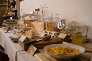 una mesa con un plato de comida en una mesa en Agriturismo La Cà Veja, en Monforte dʼAlba