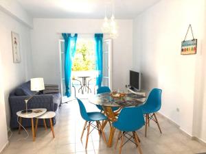 TV a/nebo společenská místnost v ubytování Cozy & comfy Apt with Sea View in Chora Andros