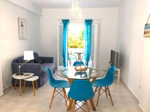 Posezení v ubytování Cozy & comfy Apt with Sea View in Chora Andros