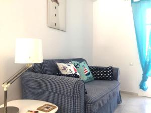 Posezení v ubytování Cozy & comfy Apt with Sea View in Chora Andros