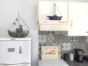 Kuchyň nebo kuchyňský kout v ubytování Cozy & comfy Apt with Sea View in Chora Andros
