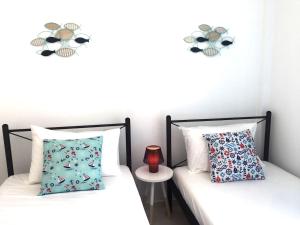 Postel nebo postele na pokoji v ubytování Cozy & comfy Apt with Sea View in Chora Andros