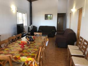 ein Wohnzimmer mit Tisch und Stühlen und einer Couch in der Unterkunft Casa Rural Aguilas (Murcia), Venta San Felipe in Águilas