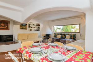 uma sala de estar com uma mesa e um sofá em Akisol Alvor Cadet em Alvor