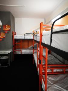 Cette chambre comprend 2 lits superposés et une table. dans l'établissement DanHostel, à Varsovie