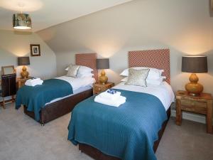 Tempat tidur dalam kamar di Corsewall Castle Farm Lodges