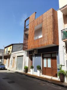 a building with a wooden door on a street at B&B ARCHIMEDE in Floridia