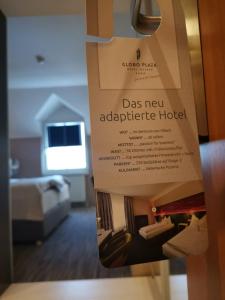 un cartello per un nuovo hotel-appartamento in una camera d'albergo di DION Hotel Villach a Villach
