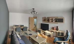 uma sala de estar com um sofá e uma mesa em Modern and Cozy Apartment em Piteşti