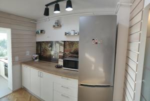 Modern and Cozy Apartment tesisinde mutfak veya mini mutfak