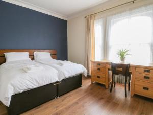 Un pat sau paturi într-o cameră la Newbegin Cottage