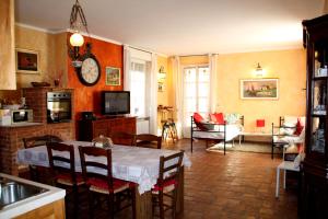 A kitchen or kitchenette at La locanda dell'artista