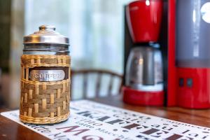 eine Flasche Kaffee auf dem Tisch in der Unterkunft Ada Old Town 7 in Braşov
