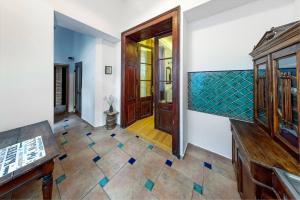 einen Flur mit Tür und Fliesenboden in der Unterkunft Ada Old Town 7 in Braşov