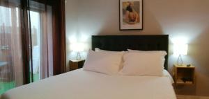 Кровать или кровати в номере Temple Suites Guesthouse