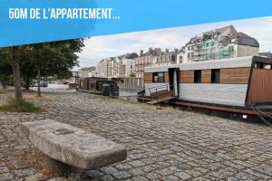 a stone bench sitting on a brick street with buildings at Appartistic - Appartement des artistes in Nantes