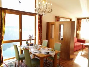 a dining room with a table and chairs at Hotel am See - Seeresidenz in Altaussee
