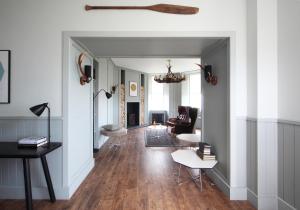 una sala de estar con paredes blancas y suelo de madera. en John O'Groats, en John o' Groats