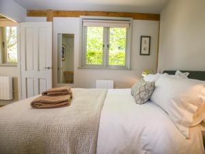 A bed or beds in a room at The Lodge at Mortons