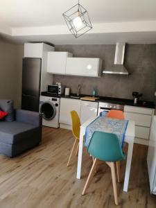 Virtuve vai virtuves zona naktsmītnē Apartamentos La Réunion