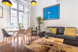 een woonkamer met een bank en een tafel bij LV Premier Apartments Chiado- CH in Lissabon