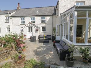 un patio de una casa con un sofá negro en Polstein, en Truro