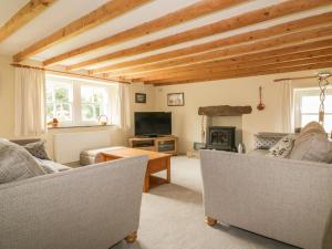 Una sala de estar con sofás y chimenea. en Polstein, en Truro