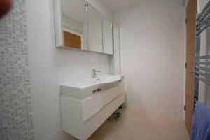 Koupelna v ubytování Broxbourne Two-Bedroom Apartment Close To Amenities