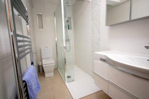 Koupelna v ubytování Broxbourne Two-Bedroom Apartment Close To Amenities + 7 fotografií