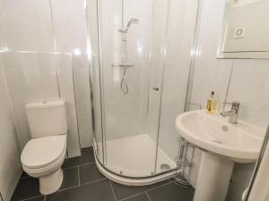 Et badeværelse på Nursery Cottage + 28 billeder