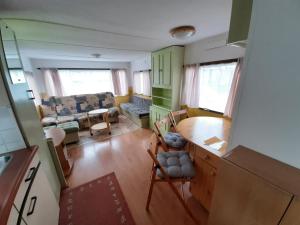 z widokiem na kuchnię i salon w obiekcie Kalmar w Jastrzębiej Górze