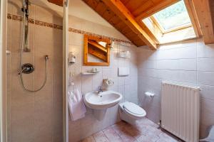 Koupelna v ubytování Albergo Lozen