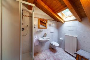 Koupelna v ubytování Albergo Lozen + 37 fotografií