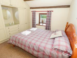 una piccola camera con letto e finestra di Bryn Rhyd a Pentraeth