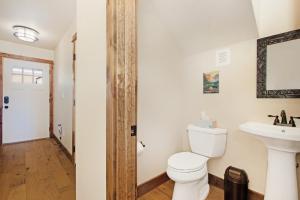 La salle de bains est pourvue de toilettes et d'un lavabo. dans l'établissement Hawkeye Ridge, à Estes Park