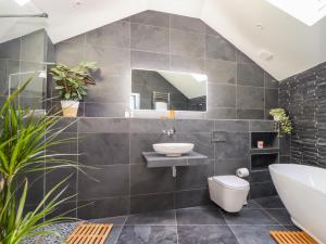 Et badeværelse på See Two Seas, Cape Cornwall + 52 billeder