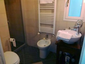 Baño pequeño con aseo y lavamanos en Da Laura e Sergio, en Vezzi Portio