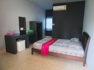 um quarto com uma cama e uma secretária e uma cama sidx sidx em Co Co House Samui em Mae Nam