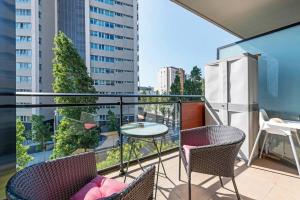 a balcony with chairs and a table on a balcony at Jie Apartment in Barcelona