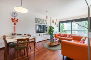 a living room with a couch and a table at Jie Apartment in Barcelona