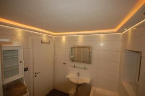 Koupelna v ubytování Alpenmond Appartment Halbmond + 12 fotografií