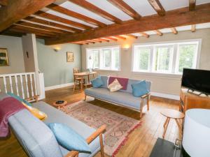uma sala de estar com um sofá e uma mesa em Bamforth Cottage em Holmfirth