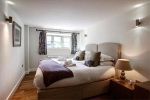 Un dormitorio con una cama grande y una ventana en The Cottage Llyn Peninsula, en Nefyn